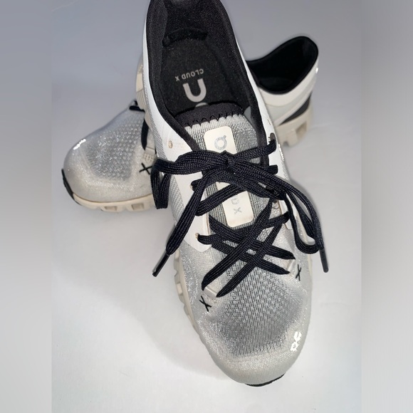On Running Shoes - On Running | Black & White Women's Athletic Running Shoes Swiss Cloud X | Size 6